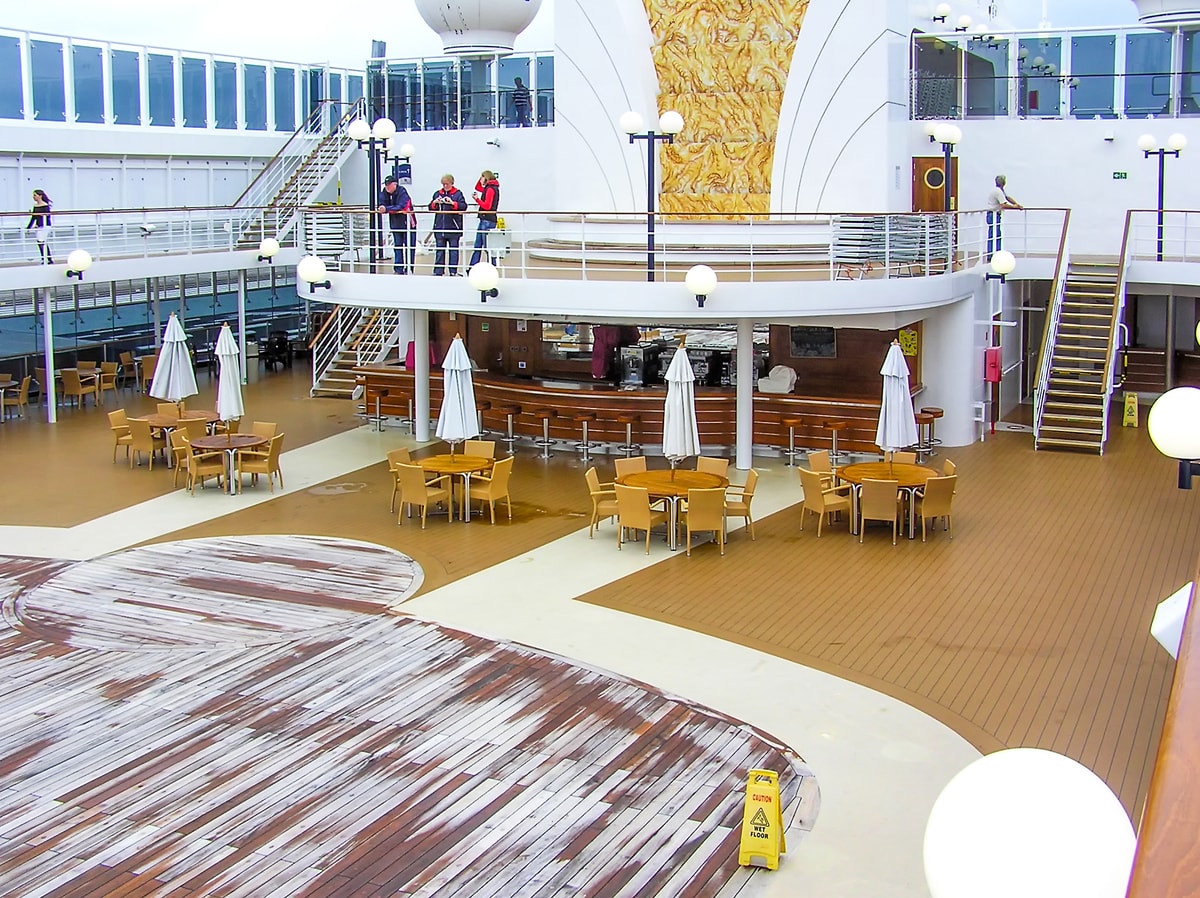 MSC Opera von MSC Cruises – Lo Spinnaker Pool Bar auf dem Tosca-Deck (11)