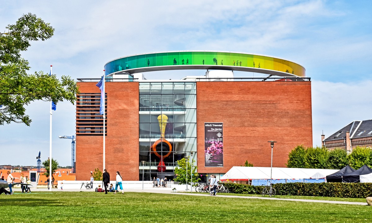 Außenansicht des ARoS Aarhus Kunstmuseum mit dem „Your rainbow panorama“ auf dem Dach