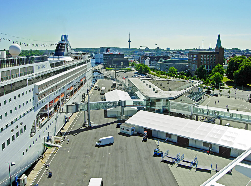 MSC Opera am Kreuzfahrtterminal Ostseekai in Kiel