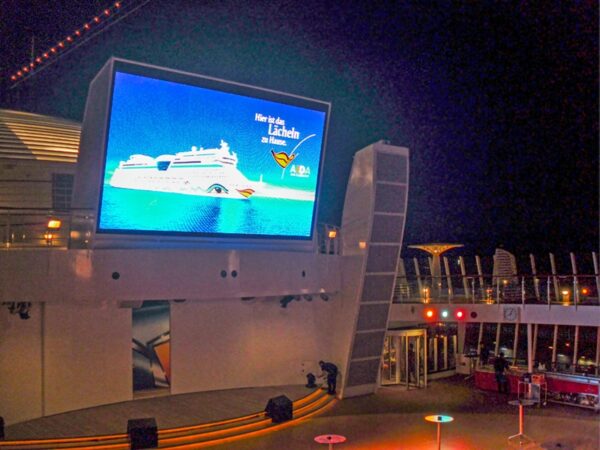 riesige Videowand bei Nacht auf Deck 14 an Bord des Kreuzfahrtschiffes AIDAblu von AIDA Cruises