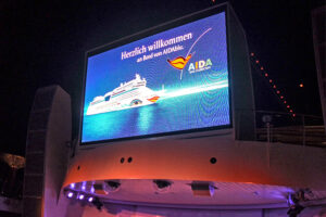 AIDAblu (AIDA Cruises) - Videowand auf Deck 14 bei Nacht
