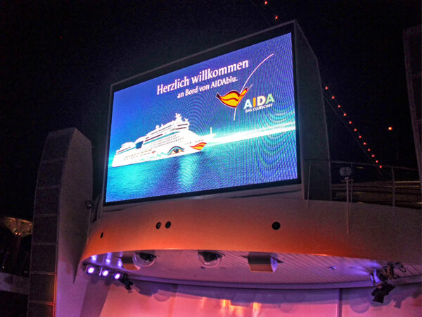 AIDAblu (AIDA Cruises) - Videowand auf Deck 14 bei Nacht