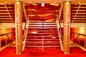 Treppenhaus auf Deck 5 des Kreuzfahrtschiffes AIDAblu von AIDA Cruises