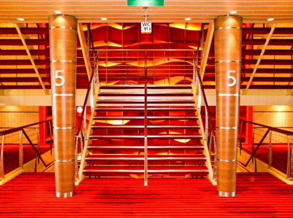 Treppenhaus auf Deck 5 des Kreuzfahrtschiffes AIDAblu von AIDA Cruises