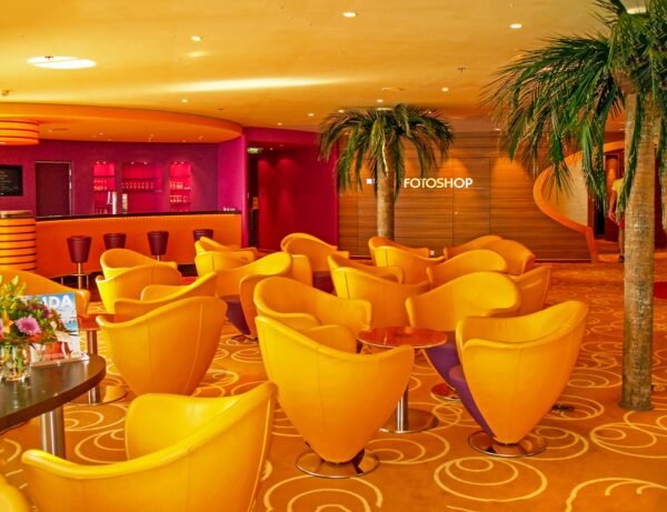 Sunset Bar mit Sitzbereich auf Deck 10 an Bord des Kreuzfahrtschiffes AIDAblu von AIDA Cruises