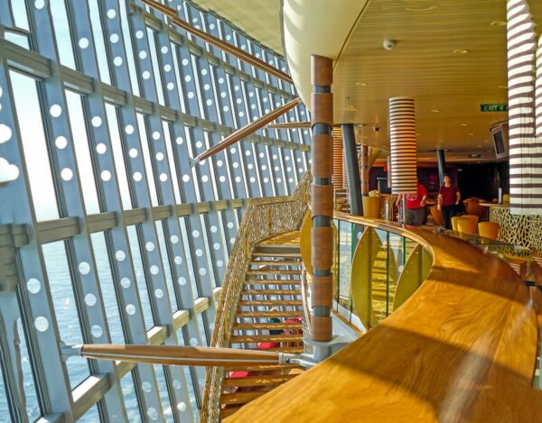 Glasfassade des Theatriums auf Deck 10 an Bord des Kreuzfahrtschiffes AIDAblu von AIDA Cruises