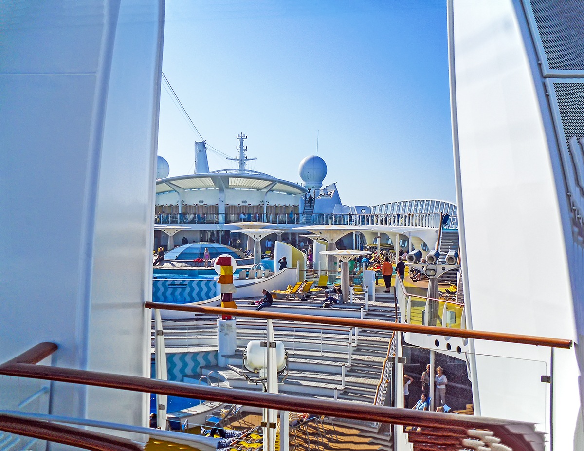 Sonnendecks mit Pools auf den Decks 11 und 12 an Bord des Kreuzfahrtschiffes AIDAblu von AIDA Cruises