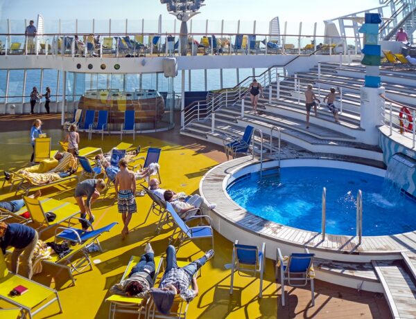 Sonnendecks mit winzigem Pool auf den Decks 11 und 12 an Bord des Kreuzfahrtschiffes AIDAblu von AIDA Cruises