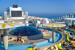 Sonnendeck mit Planschbecken auf Deck 12 an Bord des Kreuzfahrtschiffes AIDAblu von AIDA Cruises