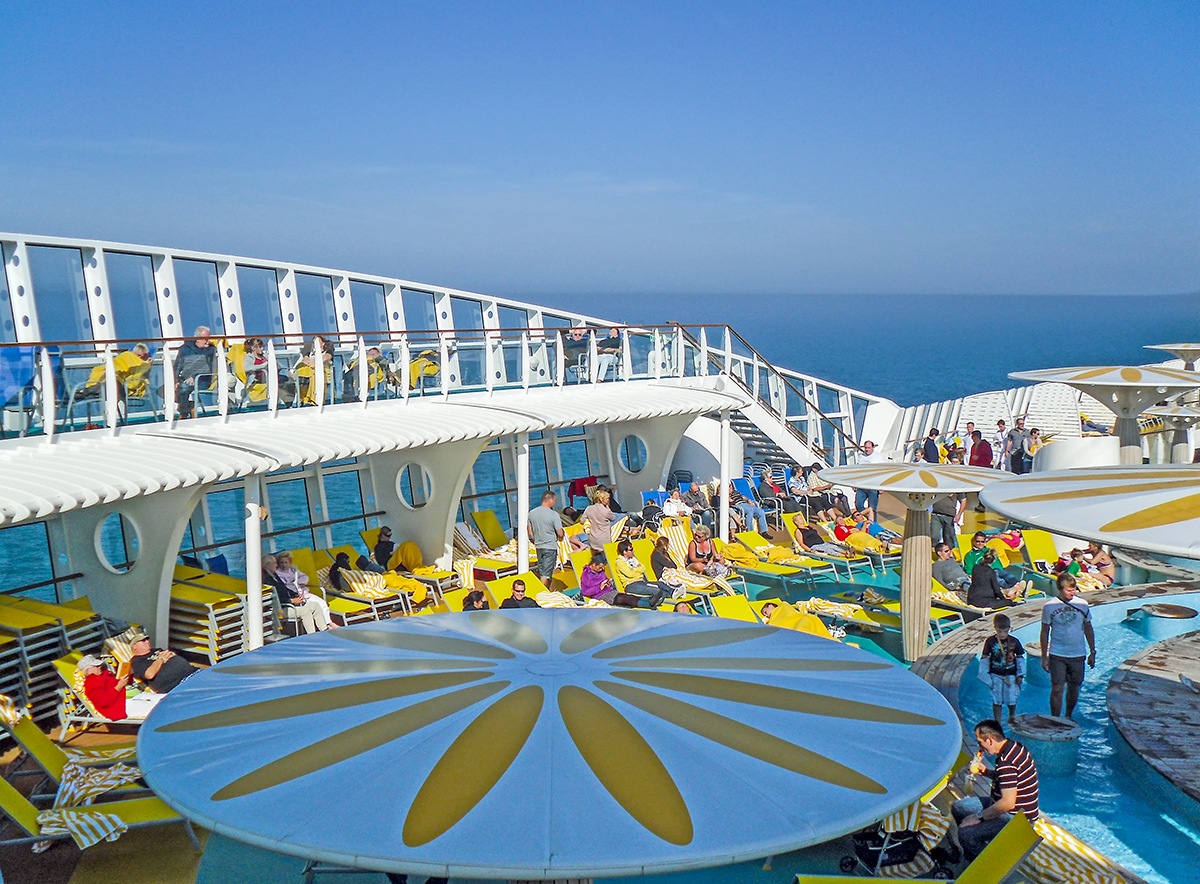 AIDAblu (AIDA Cruises) - Sonnendeck mit Planschbecken (Deck 12)