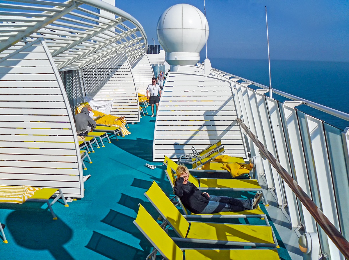 Sonnendeck auf Deck 15 an Bord des Kreuzfahrtschiffes AIDAblu von AIDA Cruises