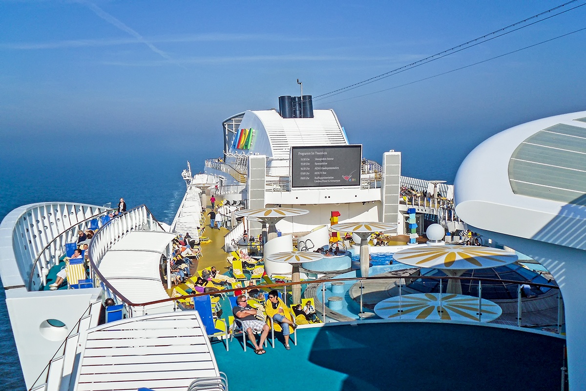 Blick von Deck 15 auf die tieferliegenden Sonnen- und Pooldecks an Bord des Kreuzfahrtschiffes AIDAblu von AIDA Cruises