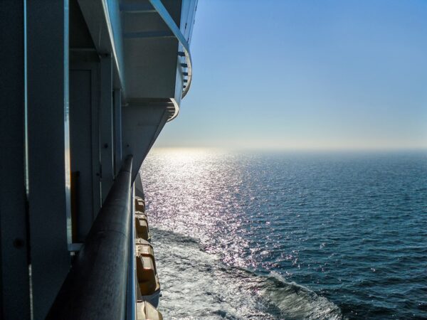 Ausblick aus der Balkonkabine 8140 auf Deck 8 des Kreuzfahrtschiffes AIDAblu von AIDA Cruises in Richtung Heck