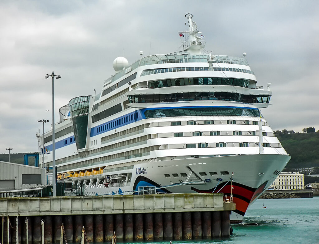 Außenansicht der AIDAblu von AIDA Cruises, fotografiert im Hafen von Dover