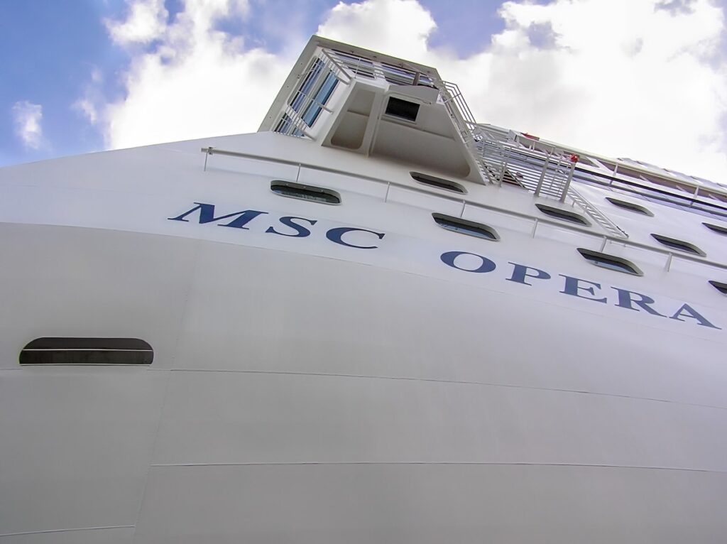 MSC Opera von MSC Cruises: Name am Bug