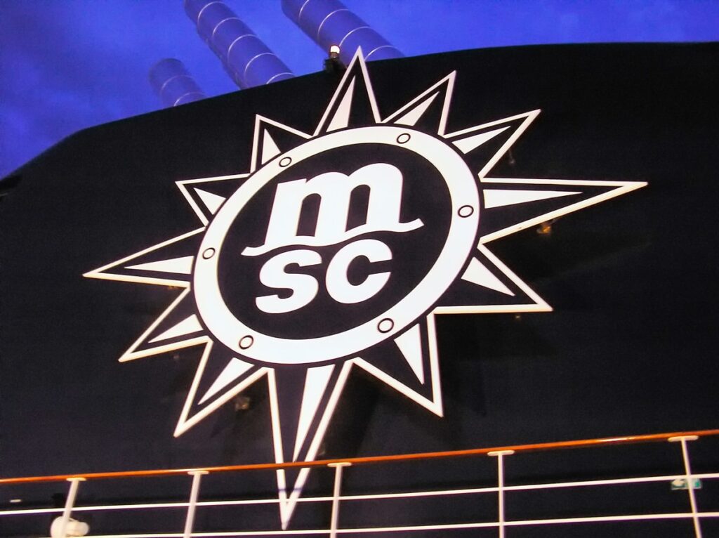 MSC Opera: MSC-Logo am Schornstein bei Nacht