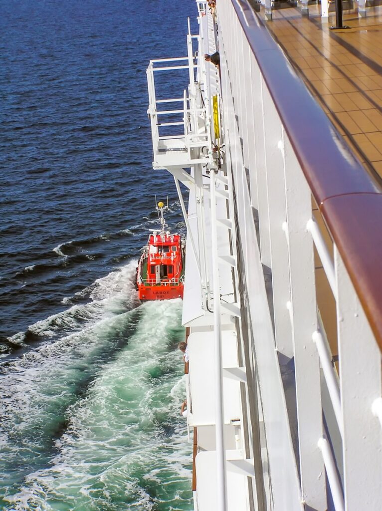 Lotsenboot Laboe der Lotsenbrüderschaft NOK II / Kiel / Lübeck / Flensburg an der MSC Opera von MSC Cruises