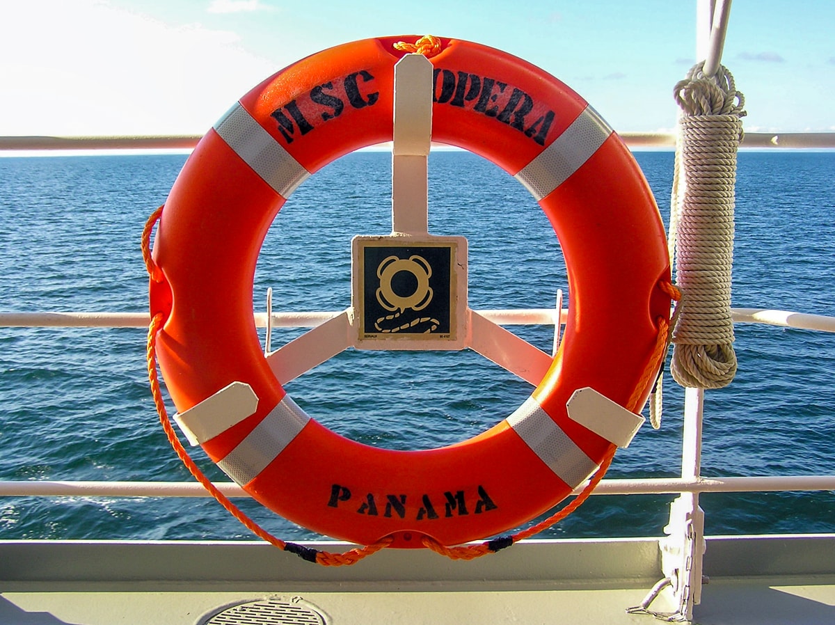 MSC Opera von MSC Cruises: Rettungsring auf einem Außendeck