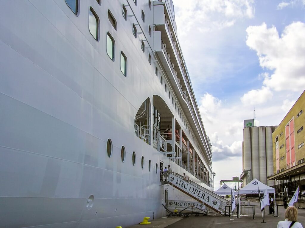 MSC Opera von MSC Cruises im Hafen von Stockholm in Schweden