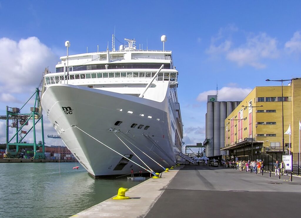 Das Kreuzfahrtschiff MSC Opera von MSC Cruises hat im Hafen von Stockholm in Schweden angelegt.