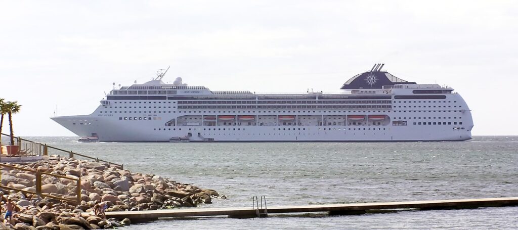 MSC Opera von MSC Cruises ankert vor der Insel Visby in Dänemark