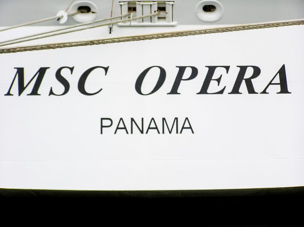 Außenansicht des Kreuzfahrtschiffes MSC Opera von MSC Cruises - Heck mit Namensschriftzug