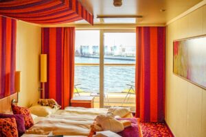 Balkonkabine Nummer 8140 auf Deck 8 mit 3 Betten (1 Doppelbett und 1 Zustellbett) an Bord des Kreuzfahrtschiffes AIDAblu von AIDA Cruises