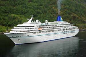 Das Kreuzfahrtschiff Amadea von Phoenix Reisen ankert im Geiranger Fjord in Norwegen.