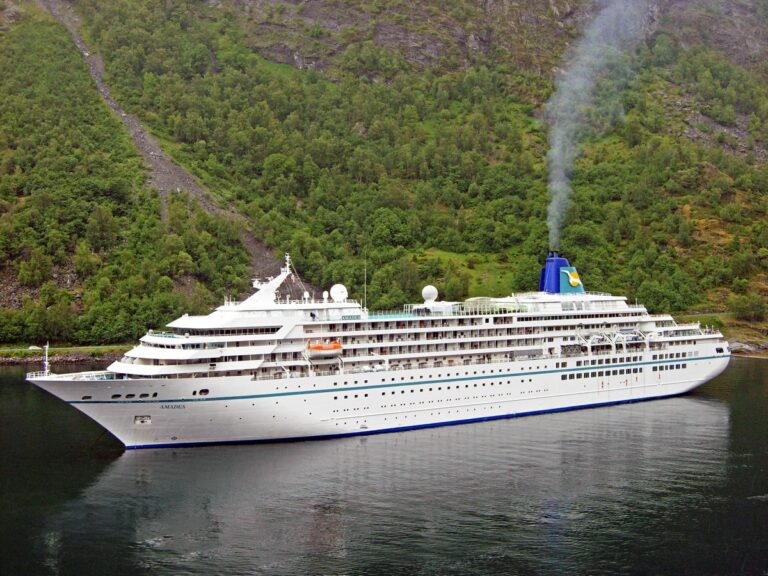 Das Kreuzfahrtschiff Amadea von Phoenix Reisen ankert im Geiranger Fjord in Norwegen.