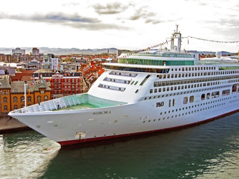 Das Kreuzfahrtschiff Aurora von P&O Cruises im Hafen von Stavanger in Norwegen.