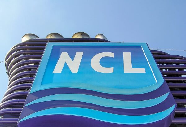 Logo von Norwegian Cruise Line (NCL) am Schornstein der Norwegian Jewel