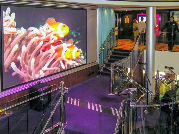 Kreuzfahrtschiff Norwegian Jewel von Norwegian Cruise Line (NCL) - Videowand im Crystal Atrium