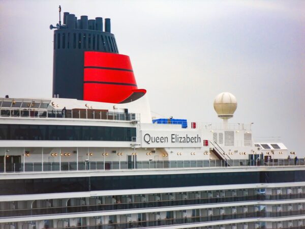 Kreuzfahrtschiff Queen Elizabeth von Cunard Line - Schornstein