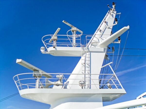AIDAblu (AIDA Cruises) - Mast mit Radaranlagen