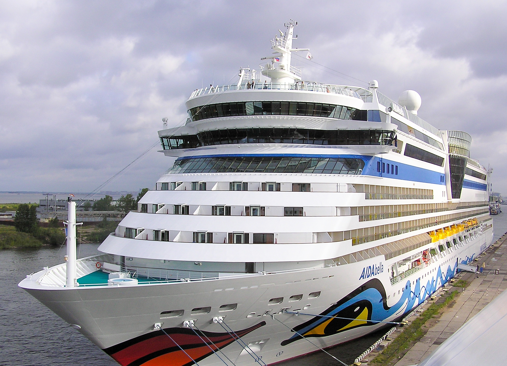 Kreuzfahrtschiff AIDAbella von AIDA Cruises im Hafen von Sankt Petersburg in Russland