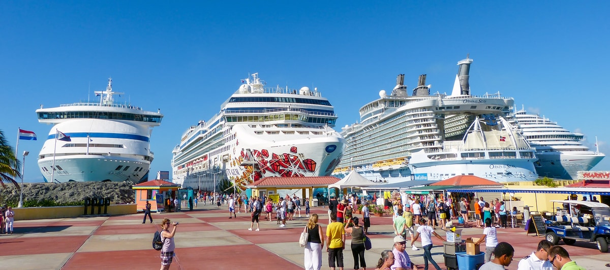 mehrere Kreuzfahrtschiffe im Sint Maarten Cruise Port