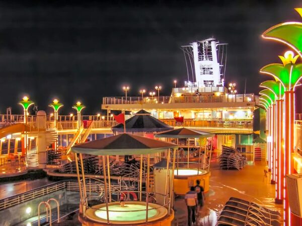 Kreuzfahrtschiff Norwegian Jewel von Norwegian Cruise Line (NCL) - Pooldeck bei Nacht
