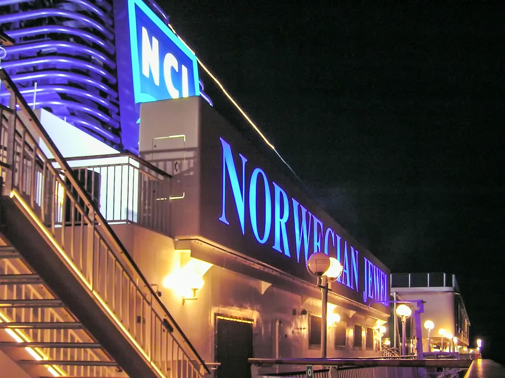 Kreuzfahrtschiff Norwegian Jewel von Norwegian Cruise Line (NCL) - Außenansicht bei Nacht