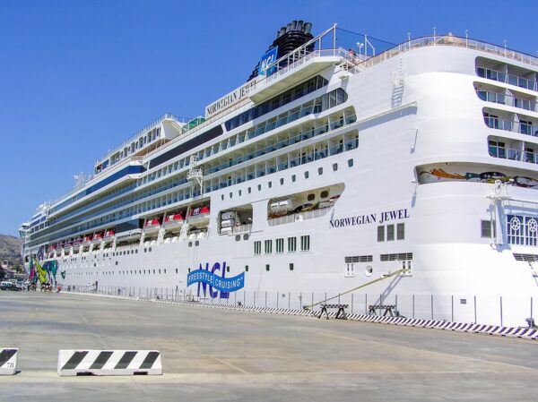 Kreuzfahrtschiff Norwegian Jewel von Norwegian Cruise Line (NCL) in Messina (Italien)