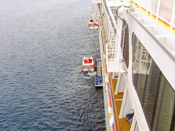 Kreuzfahrtschiff Norwegian Jewel von Norwegian Cruise Line (NCL) - Tenderboot an ausgeklappter Plattform
