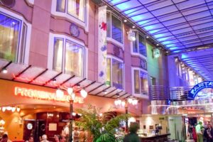 Promenade Café an Bord der Color Fantasy von Color Line