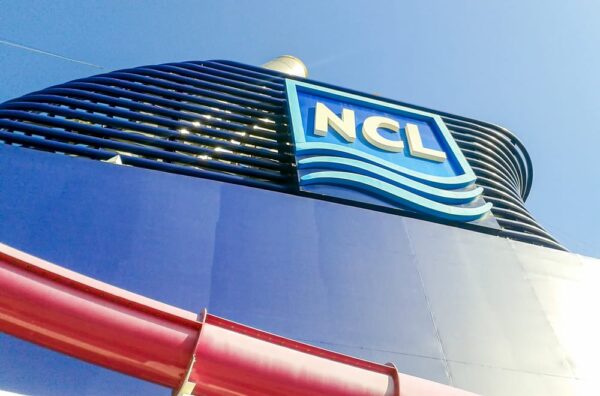 Kreuzfahrtschiff Norwegian Epic von NCL - Logo am Schornstein