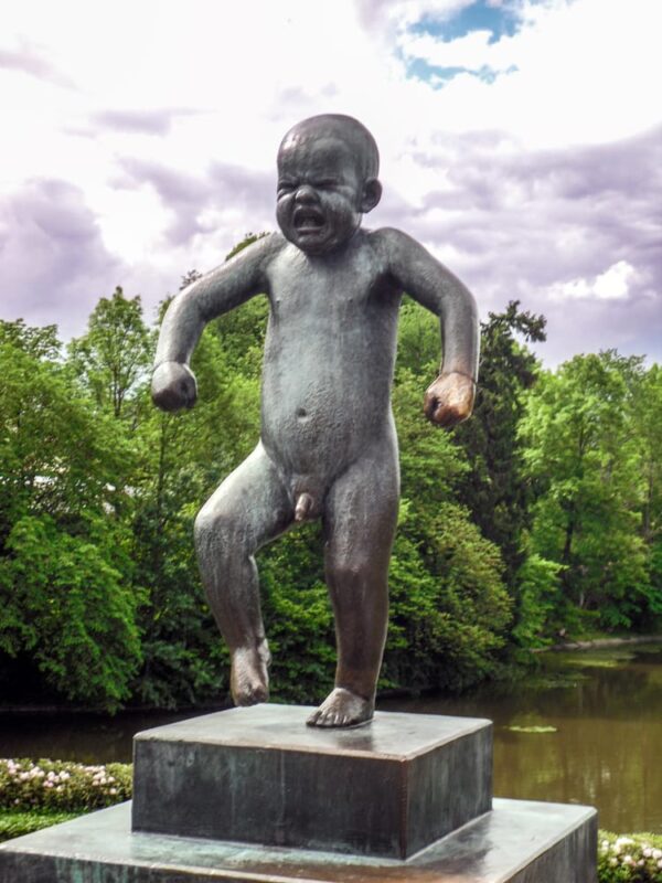 Bronzeskulptur "Sinnataggen" (Trotzkopf) im Vigeland-Park in Oslo